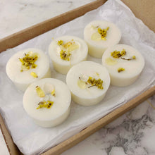 Load image into Gallery viewer, Hand-poured deluxe wax melts - Linen breeze
