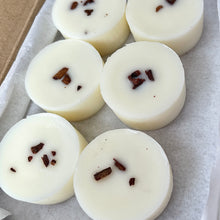 Load image into Gallery viewer, Hand-poured deluxe wax melts - Cinnamon &amp; saffron
