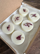 Load image into Gallery viewer, Hand-poured deluxe soy wax melts - Jasmine Rose &amp; Oud
