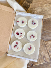 Load image into Gallery viewer, Pomegranate fragrance deluxe natural soy wax melts huski home best smelling melts
