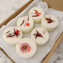 Load image into Gallery viewer, Hand-poured deluxe wax melts - Fleur Botanica
