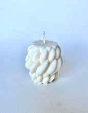 Load image into Gallery viewer, Love Knot Sculpted Candle
